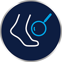 בדקו ביסודיות את כפות הרגליים מדי יום, כולל בין האצבעות. השתמשו בראי או בקשו מאדם אחר לעזור לכם אם אינכם יכולים לראות את סוליות כפות הרגליים. אם אתם מבחינים באדמומיות, פצעים, נפיחות, שלפוחיות, מקומות כואבים או כל דבר חריג, צרו קשר עם הרופא.